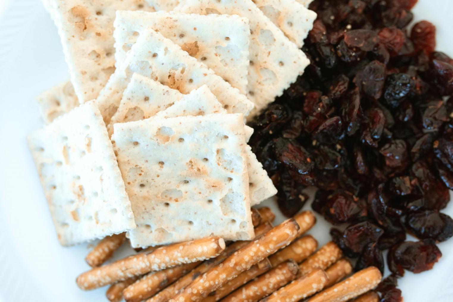 低温調理中の鍋の様子と温度計のクローズアップ